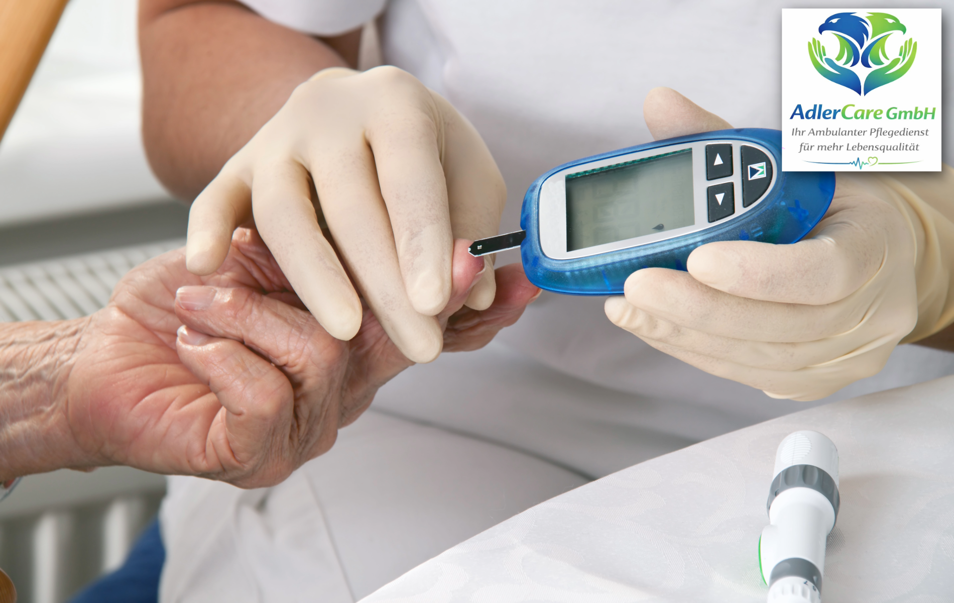 Zwei lächelnde Pflegekräfte formen ein Herz